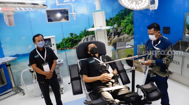 Pengunjung melihat produk peralatan kesehatan pada The 34th Indonesia Hospital Expo di Jakarta Convention Center (JCC), Senayan, Jakarta Pusat, Jumat (21/10/2022). [Suara.com/Alfian Winanto]