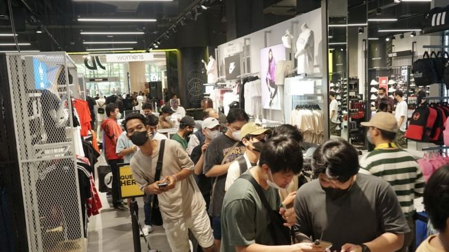 Sedang Berburu Sneakers? Gerai Ini Kasih Promo Di Bawah Harga Pasaran Hingga Gratis Adidas Air Jordan 1