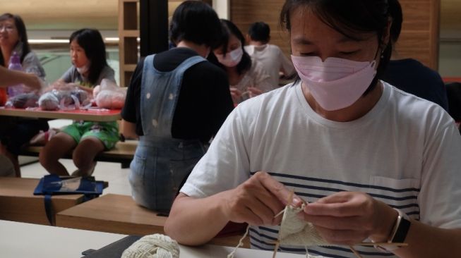 Melanjutkan kampanye Pink Ribbon Campaign yang digelar sejak 2014, Mal Ciputra Jakarta melalui Komunitas Merajut Konockers melakukan kegiatan sosial untuk para survivor kanker payudara. (Foto: Dok. Mal Ciputra Jakarta)