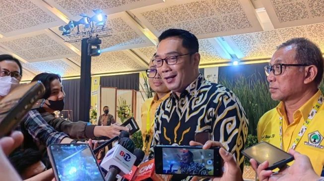 Gubernur Jawa Barat Ridwan Kamil usai menghadiri perayaan HUT Ke-58 Partai Golkar di Jiexpo, Kemayoran, Jakarta, Jumat (21/10/2022) malam. [ANTARA/Melalusa Susthira K]