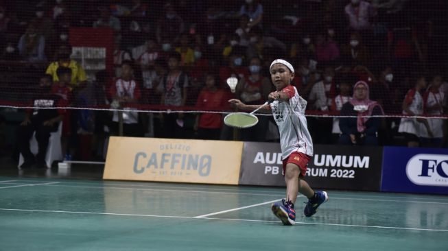 Pebulu tangkis putri U-11 Liyana Zahirah saat tampil dalam babak turnamen Audisi Umum PB Djarum 2022 di GOR Djarum Jati, Kudus, Jawa Tengah, Jumat (21/10/2022). [Dok. PB Djarum].