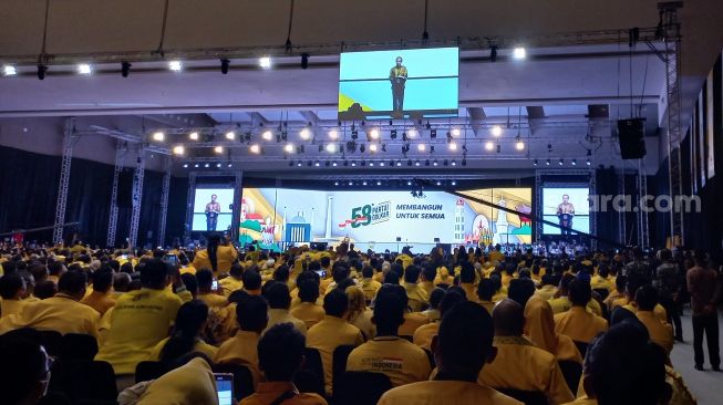 Presiden Joko Widodo (Jokowi) mengingatkan agar tidak sembarangan pilih capres-cawapres saat memberikan pidato di puncak acara HUT Golkar ke-58 di JIEXpo, Kemayoran, Jakarta Pusat, Jumat (21/10/2022) malam. [Suara.com/Ria Rizki Nirmala Sari]