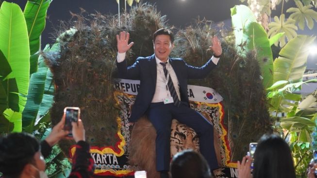 Terlihat salah satu tamu undangan dari Korea Selatan tampak menaiki Reog Ponorogo. (Dok: Kemensos)