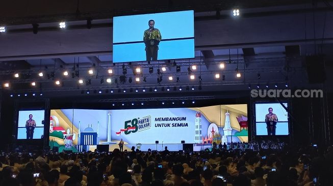 Presiden Joko Widodo (Jokowi) mengingatkan agar tidak sembarangan pilih capres-cawapres saat memberikan pidato di puncak acara HUT Golkar ke-58 di JIEXpo, Kemayoran, Jakarta Pusat, Jumat (21/10/2022) malam. [Suara.com/Ria Rizki Nirmala Sari]