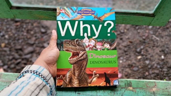 Bertualang ke Lorong Waktu: Ulasan Buku Why? Dinosaurus