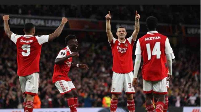 Ilustrasi selebrasi granit xhaka saat mencetak gol atas psv (arsenal)