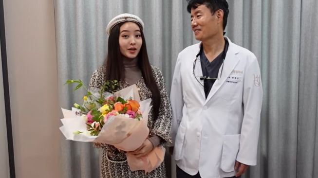 Momen Natasha Wilona perawatan di Korea. (YouTube/Natasha Wilona)