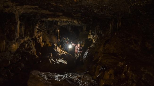 Pasukan Batalyon D Pelopor Satbrimob Polda Jabar mengikuti tradisi pengambilan air suci di Goa Saparwadi Syech Abdul Muhyi, Pamijahan, Kabupaten Tasikmalaya, Jawa Barat, Kamis (20/10/2022). [ANTARA FOTO/Adeng Bustomi/nym].