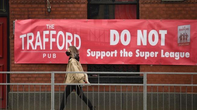 Sebuah spanduk menentang Liga Super Eropa digantung di sebuah pub dekat stadion Old Trafford Manchester United di Manchester, Inggris barat laut pada 21 April 2021.Oli SCARFF / AFP