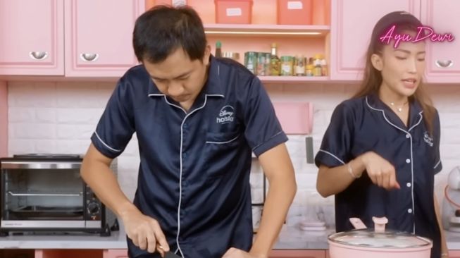 Momen Ayu Dewi dan Regi Datau Masak Bareng (YouTube Ayu Dewi)