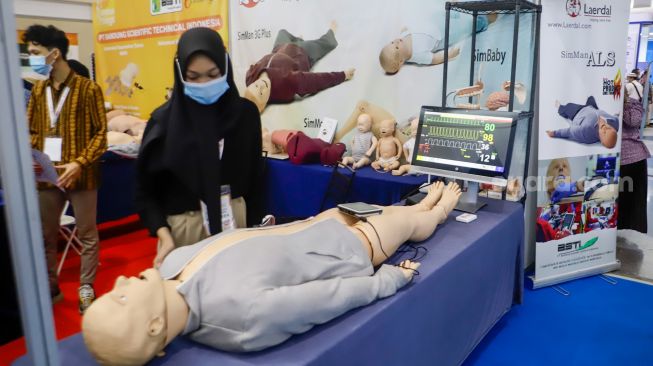 Pengunjung melihat produk peralatan kesehatan pada The 34th Indonesia Hospital Expo di Jakarta Convention Center (JCC), Senayan, Jakarta Pusat, Jumat (21/10/2022). [Suara.com/Alfian Winanto]