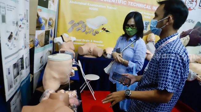 Pengunjung melihat produk peralatan kesehatan pada The 34th Indonesia Hospital Expo di Jakarta Convention Center (JCC), Senayan, Jakarta Pusat, Jumat (21/10/2022). [Suara.com/Alfian Winanto]