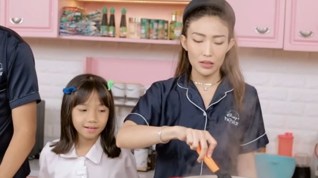 Momen Ayu Dewi dan Regi Datau Masak Bareng (YouTube Ayu Dewi)