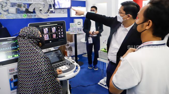 Pengunjung melihat produk peralatan kesehatan pada The 34th Indonesia Hospital Expo di Jakarta Convention Center (JCC), Senayan, Jakarta Pusat, Jumat (21/10/2022). [Suara.com/Alfian Winanto]