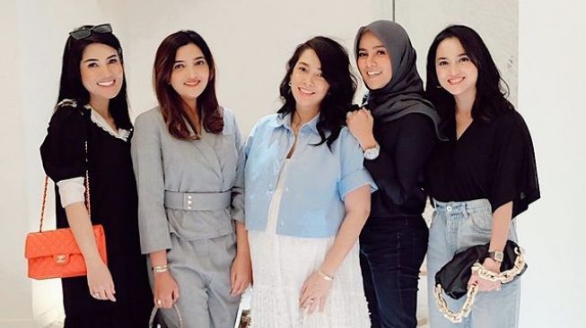 Geng Artis Paling Hits di Indonesia (Instagram@/nindyayunda)