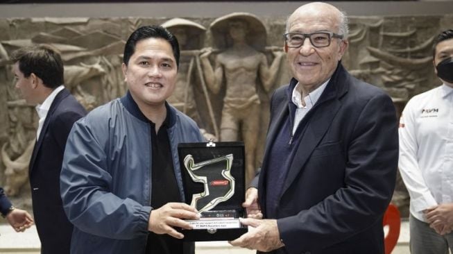 Menteri BUMN Erick Thohir (kiri) menyerahkan cenderamata kepada CEO Dorna Sports Carmelo Ezpeleta (kanan) usai melakukan pertemuan di gedung Sarinah, Jakarta, Rabu (19/10/2022). Pertemuan tersebut membahas kesiapan untuk menjadi bagian dari seri MotoGP 2023 di Sirkuit Mandalika pada Oktober 2023 [ANTARA FOTO/Dhemas Reviyanto/YU] 