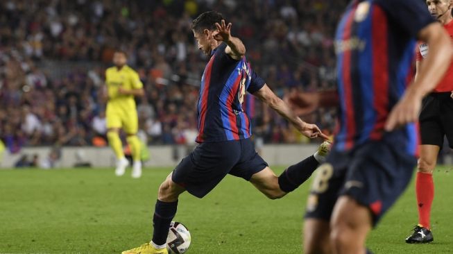 Penyerang Barcelona asal Polandia Robert Lewandowski mencetak gol kedua timnya selama matchday pekan ke-10 Liga Spanyol antara FC Barcelona vs Villarreal CF di stadion Camp Nou di Barcelona pada 20 Oktober 2022.Josep LAGO / AFP.