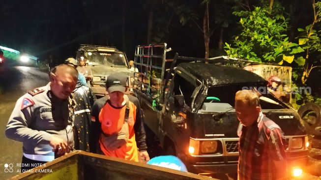 Evakuasi mobil pickup yang terguling di tanjakan Cinomati, Kamis (20/10/2022). - (SuaraJogja.id/HO-Humas Polres Bantul)