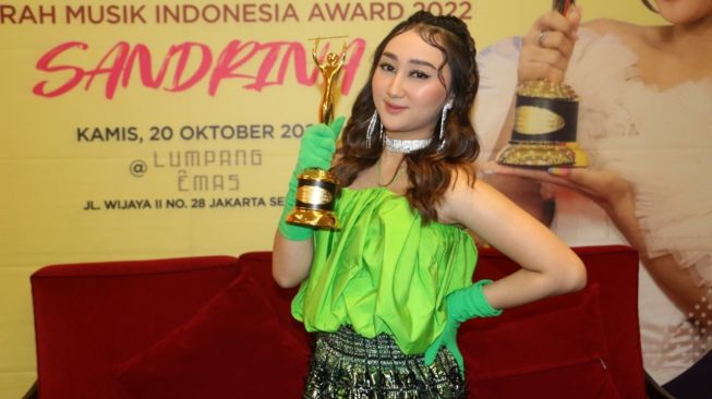 Raih Piala AMI Awards 2022, Sandrina Gelar Acara Syukuran