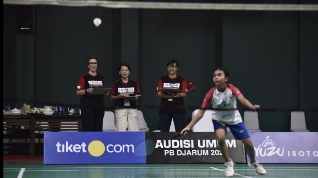 Tiga mantan pebulu tangkis Indonesia, Yuni Kartika, Ivana Lie dan Maria Kristin selaku tim pencari bakat memantau aksi pebulu tangkis belia dalam babak turnamen Audisi Umum PB Djarum 2022 di GOR Djarum Jati, Kudus, Jawa Tengah, Jumat (21/10/2022). [Dok. PB Djarum].