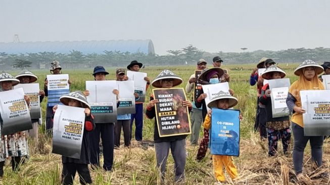 Warga yang tergabung dalam Jaringan Tanpa Asap Batu Bara (Jatayu) gelar aksi demo menolak Pembangkit Listrik Tenaga Uap (PLTU) 1 Indramayu (Suara.com/Danan Arya)