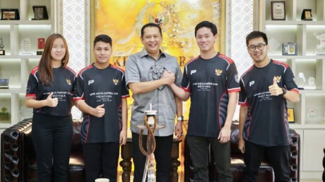 Ketua Ikatan Motor Indonesia (IMI) Bambang Soesatyo bersama para pebalap yang mewakili Indonesia dalam gelaran FIA Motorsport Games 2022 di Jakarta, Kamis (20/10/2022). (ANTARA/HO-MPR)