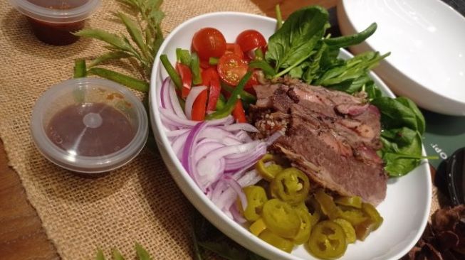 Bukan Salad Biasa! Gurih dan Manis Jadi Satu, Nikmatnya Mencoba Kombinasi Salad dengan Daging BBQ