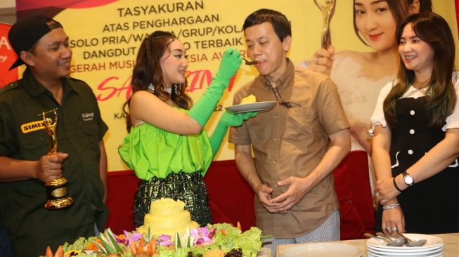 Sandrina menggelar acara syukuran setelah mendapatkan Piala AMI Awards 2022. [dokumentasi Nagaswara]