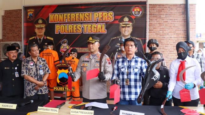 Polisi Ungkap Dalang Pengeroyokan Pelajar, Barang Bukti 8 Clurit Diamankan