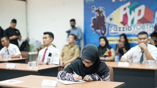 School Contest adalah kompetisi digital antarsekolah untuk mendukung seluruh pelajar sekolah  semakin akrab di dunia digital dalam menuangkan kreativitas [PT YIMM].