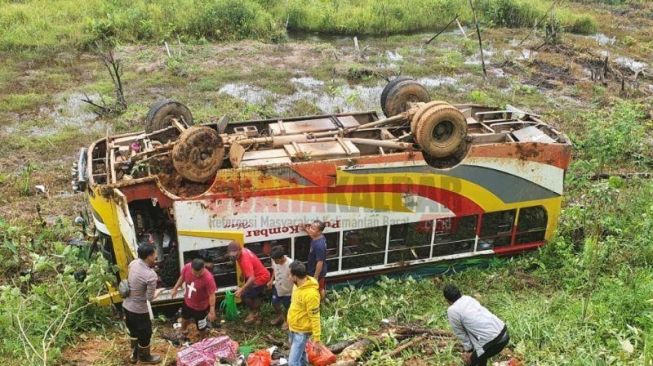 Kecelakaan Tunggal, Bus Putra Kembar Rute Pontianak-Badau Jatuh ke Jurang