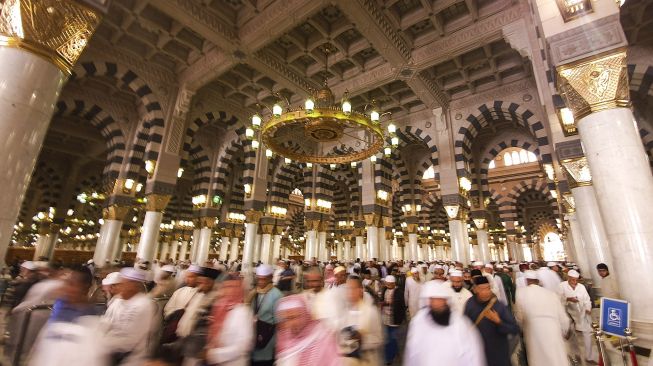 Umat Islam melintas di depan Masjid Nabawi, Kota Madinah, Arab Saudi, Sabtu (22/10/2022). ANTARA FOTO/Rivan Awal Lingga