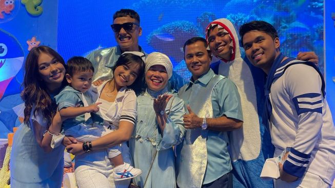 Potret kedekatan Rebecca Klopper dan keluarga Fadly Faisal (Instagram/@opah_faisal)