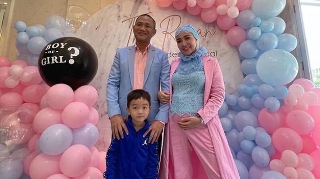 6 Potret Keseruan Gender Reveal Anak Bella Shofie, Bagi-bagi Uang 500 Dollar ke Karyawan