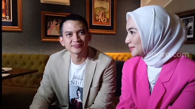 Rezky Aditya dan Citra Kirana di Hard Rock Cafe, Jakarta Selatan pada Jumat (21/10/2022) [Suara.com/Rena Pangesti]