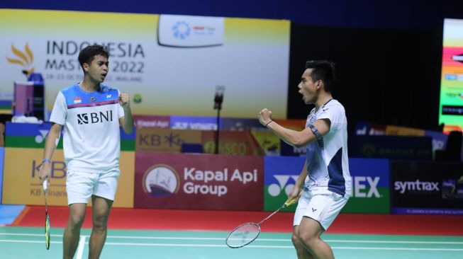 Pasangan ganda putra Indonesia, Rahmat Hidayat/Pramudya Kusumawardana melaju ke final Indonesia Masters 2022 usai menang atas menang dua gim langsung atas Hiroki Okamura/Masayuki Onodera (Jepang) di Platinum Arena, Malang, Jawa Timur, Sabtu (22/10/2022). [Dok. PBSI]