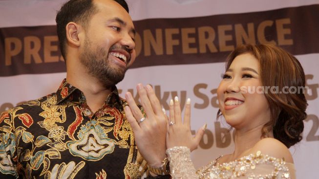 Kenakan Kebaya Sabrina, Kiky Saputri Tampil Cantik dan Manglingi di Hari Pertunangan