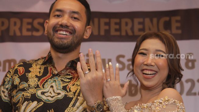 M Khairi bersama Kiky Saputri menunjukan cincin usai melakukan lamaran di Jakarta, Sabtu (22/10). [Suara.com/Foto]