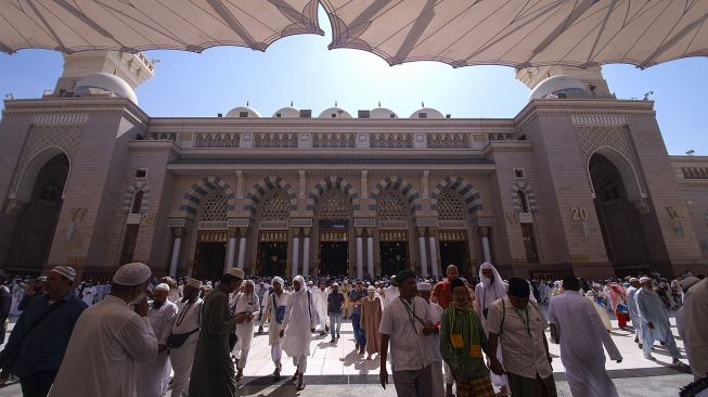 Ditangkap Polisi, Aksi Gibran Bentangkan Bendera Partai di Masjid Nabawi Bikin Heboh