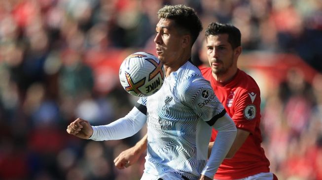 Striker Liverpool asal Brasil Roberto Firmino mengontrol bola selama matchday pekan ke-13 Liga Inggris antara Nottingham Forest vs Liverpool di The City Ground, Nottingham, Inggris tengah, pada 22 Oktober 2022.Lindsey Parnaby / AFP.