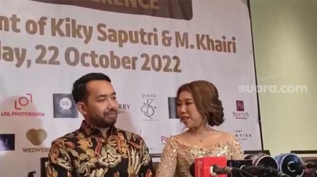 Kiky Saputri dilamar sang kekasih M Khairi. [Suara.com]