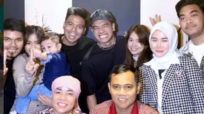 Potret kedekatan Rebecca Klopper dan keluarga Fadly Faisal. (Instagram/@opah_faisal)