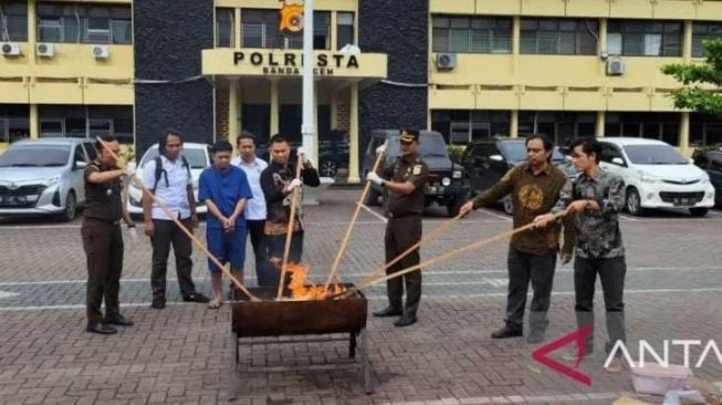 12 Bal Ganja yang Diamankan dari Bandara Sultan Iskandar Muda Dibakar