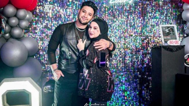 Artis Pakai Kostum Unik Saat Pesta Ulang Tahun (instagram/@_irishbella_)