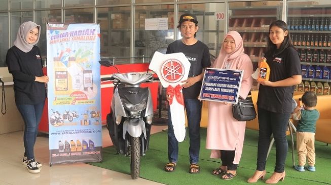 Tepat Betul, Saat Ulang Tahun Pernikahan Pasangan Ini Dapat Hadiah Motor dari Undian Gebyar Sobek Label Yamalube