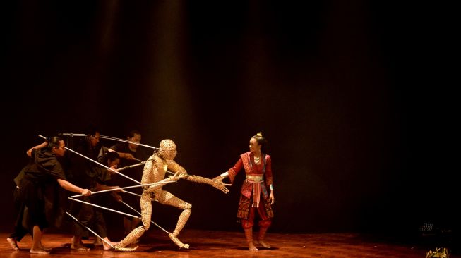 Seniman mementaskan pertunjukan teater boneka bertajuk Danuraga di Taman Budaya Bali, Denpasar, Bali, Jumat (21/10/2022).  ANTARA FOTO/Fikri Yusuf