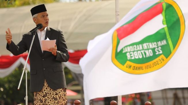 Gubernur Jawa Tengah Ganjar Pranowo menjadi inspektur upacara Peringatan Hari Santri 2022 di Lapangan Bandengan, Kabupaten Jepara, Sabtu (22/10/2022). [Dok Pemrov Jateng]