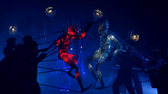 Seniman mementaskan pertunjukan teater boneka bertajuk Danuraga di Taman Budaya Bali, Denpasar, Bali, Jumat (21/10/2022).  ANTARA FOTO/Fikri Yusuf