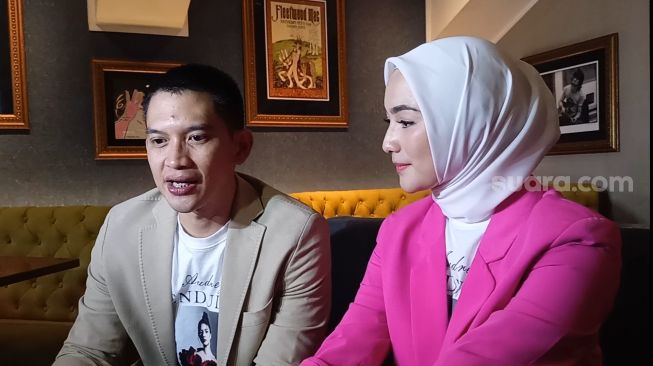 Rezky Aditya dan Citra Kirana di Hard Rock Cafe, Jakarta Selatan pada Jumat (21/10/2022) [Suara.com/Rena Pangesti]