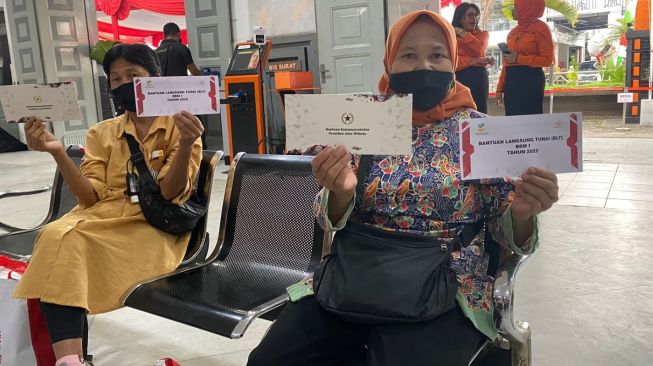 Masyarakat menerima bantuan dari pemerintah. (Dok: Pos Indonesia)